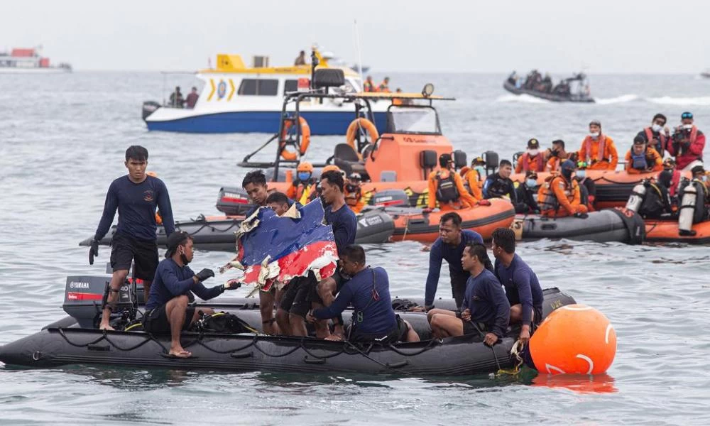 Ινδονησία: Σήματα που ίσως προέρχονται από το μαύρο κουτί του αεροπλάνου που συνετρίβει